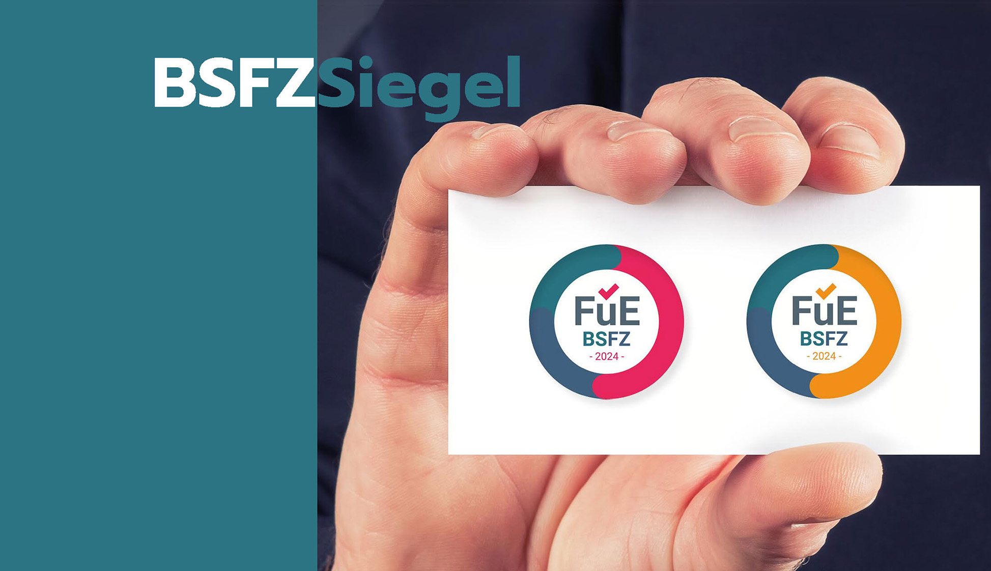 Auf dem Bild hält eine Hand eine Visitenkarte auf der die beiden BSFZ-Siegel abgebildet sind.